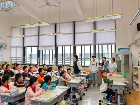 武汉学院大学生志愿者走进小学宣讲“三大精神”