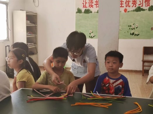 七彩假期“予爱童行”志愿服务队点亮乡村教育之光,创意课堂与文化探索并行