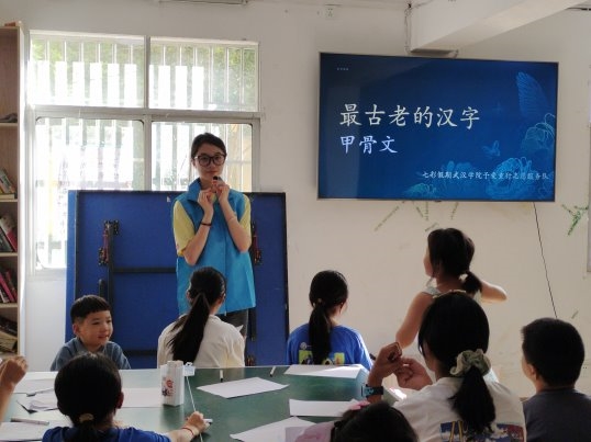 七彩假期“予爱童行”志愿服务队点亮乡村教育之光,创意课堂与文化探索并行